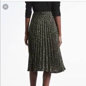 Banana republic pleated midi skirt. Size 4 NWT